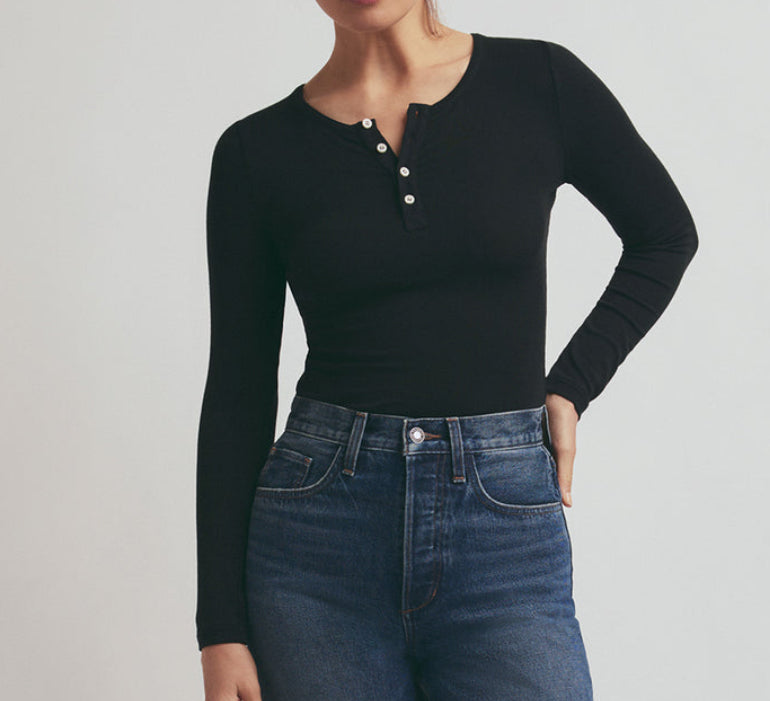 Maglietta da donna a maniche lunghe da donna slim fit casual allentata atletica top primavera button down t-shirt vestibilità ampia 2025 maglia a costine magliette estive alla moda magliette strette